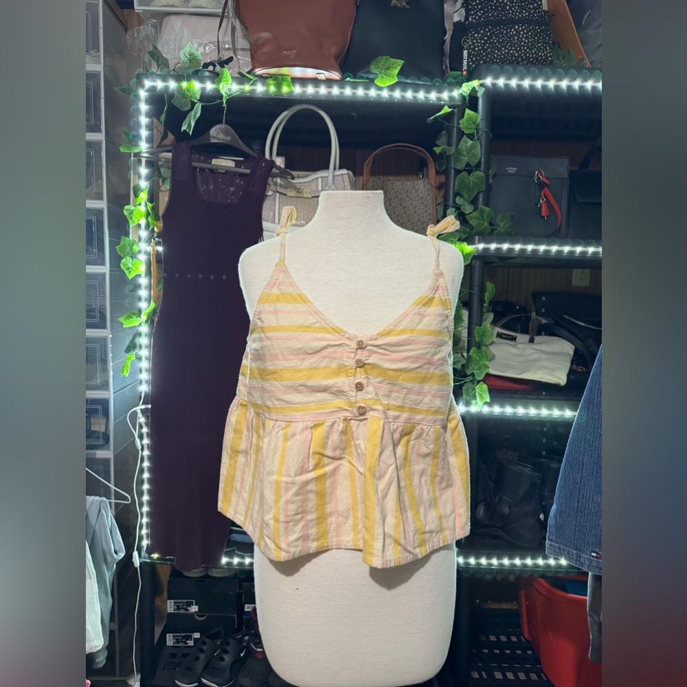 ROXY! Maui Nix 'Open Eyes' Tank Top in Medium. Well made with detailing!